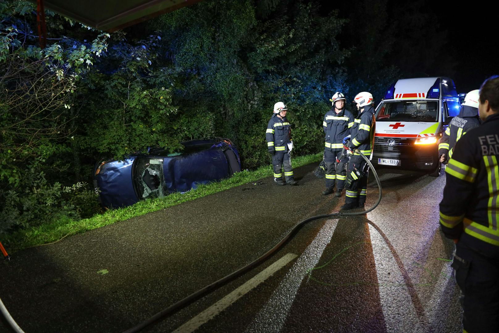 Ein schwer alkoholisierter Autolenker hat sich in der Nacht auf Sonntag in Bad Wimsbach-Neydharting eine Verfolgungsjagd mit der Polizei geliefert und verlor dabei die Kontrolle über sein Auto.
