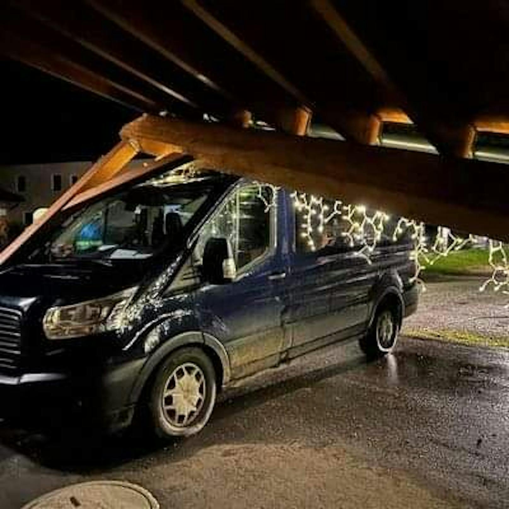 Carport stürzte bei Crash auf Kleinbus