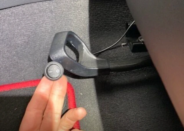 Mit diesem Schalter konnte das Auto tiefergelegt werden.