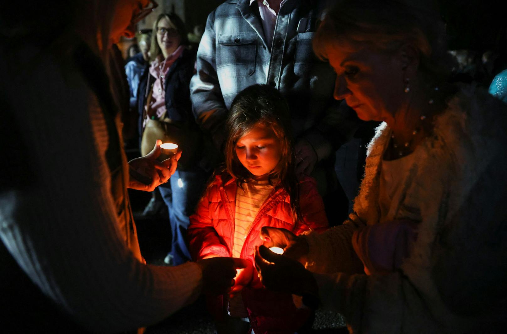 Ein Mädchen hält eine Kerze, als die Menschen am Tag vor ihrer Beerdigung in Windsor.