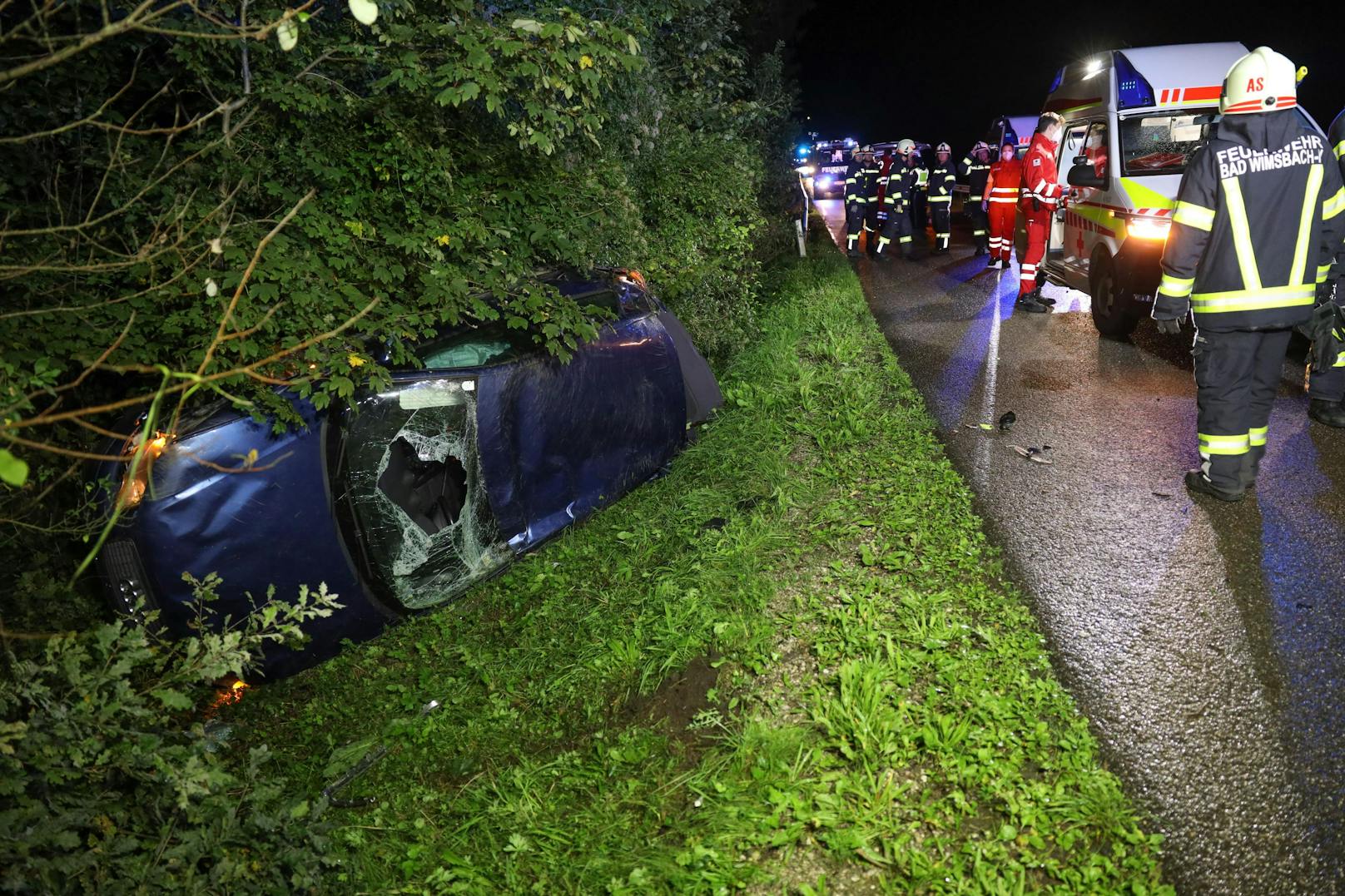 Ein schwer alkoholisierter Autolenker hat sich in der Nacht auf Sonntag in Bad Wimsbach-Neydharting eine Verfolgungsjagd mit der Polizei geliefert und verlor dabei die Kontrolle über sein Auto.