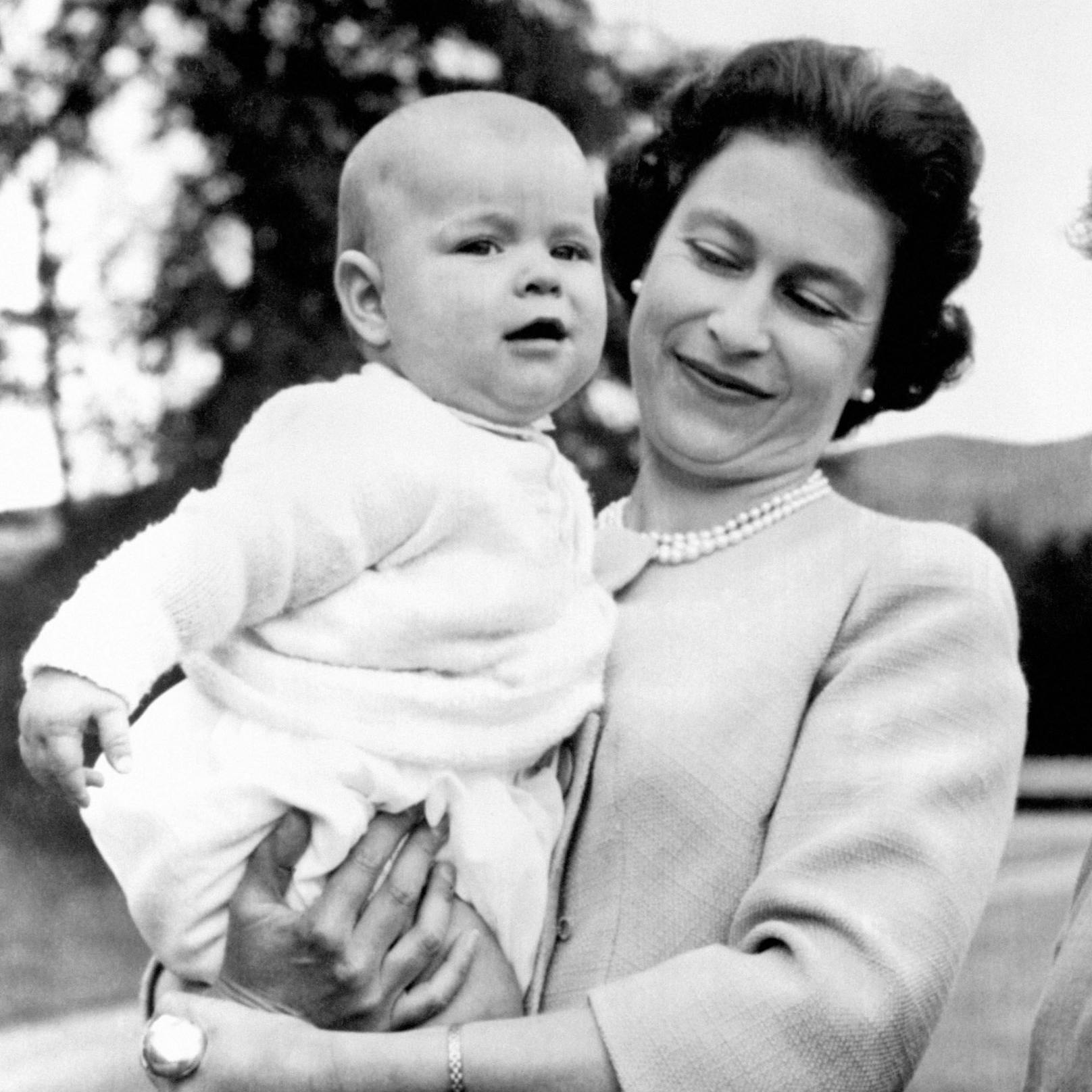 08.11.1960: Königin Elizabeth II. mit Prinz Andrew im Arm während eines Ausflugs in den Anlagen von Balmoral, Schottland. Er war das erste Kind, das seit 103 Jahren von einem regierenden Monarchen geboren wurde.