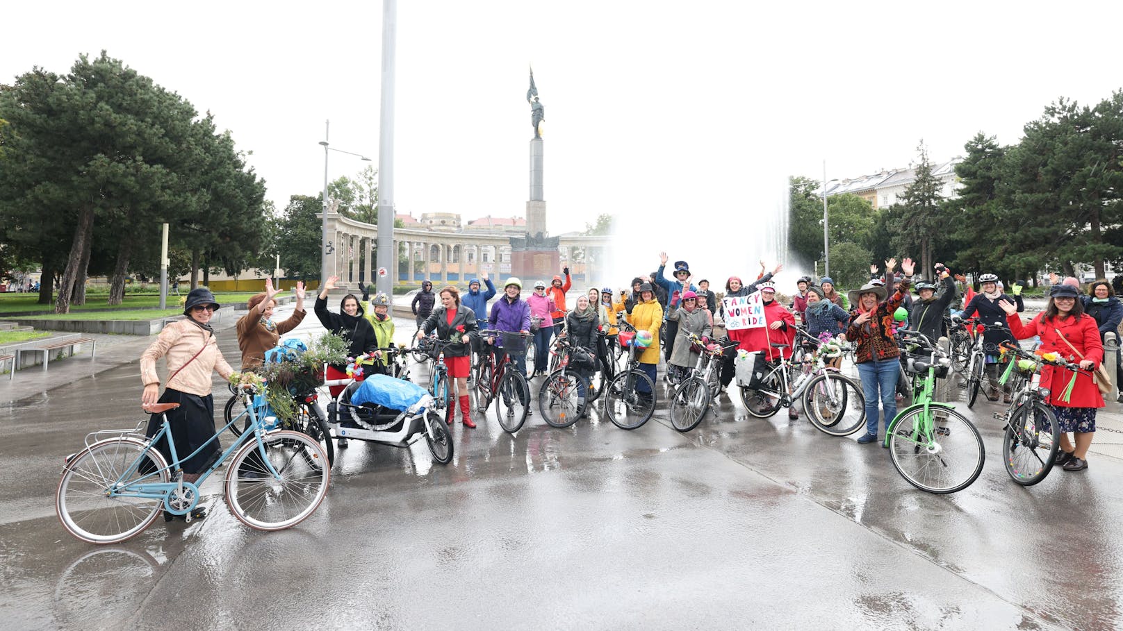 Über 50 Radlerinnen und auch einige Radfahrer versammelten sich am Schwarzenbergplatz in Wien.