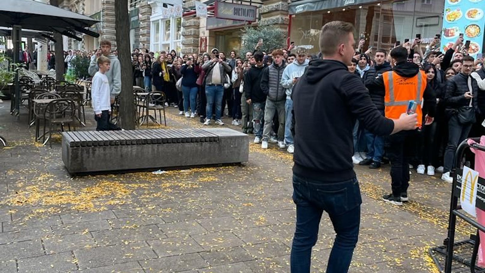 Bei der Mariahilfer Straße 22-24, im 7. Wiener-Bezirk trafen die Fans ein, um ihre Burger zu ergattern.