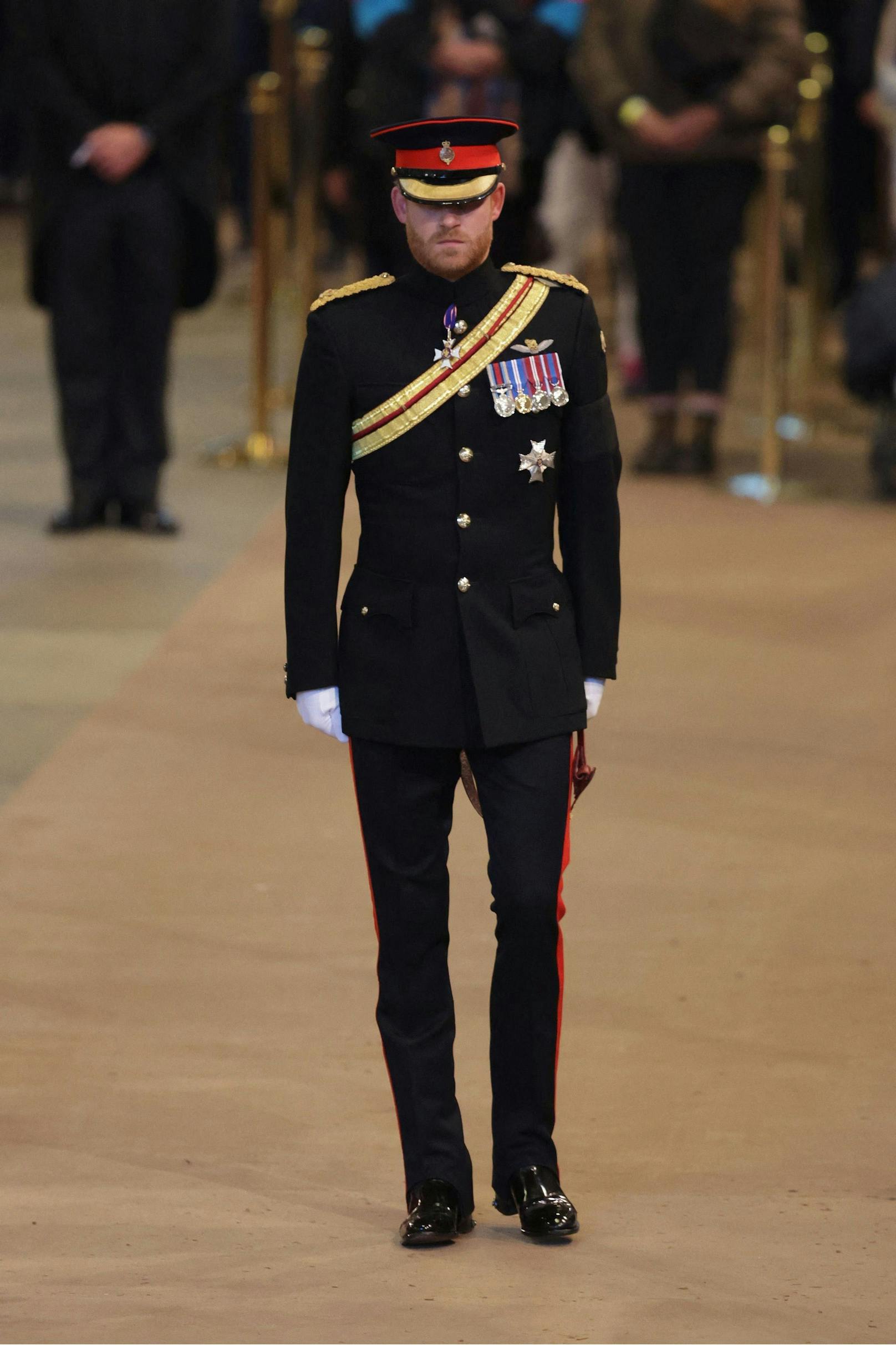 Prinz Harry mit seiner Militäruniform bei der Totenwache.