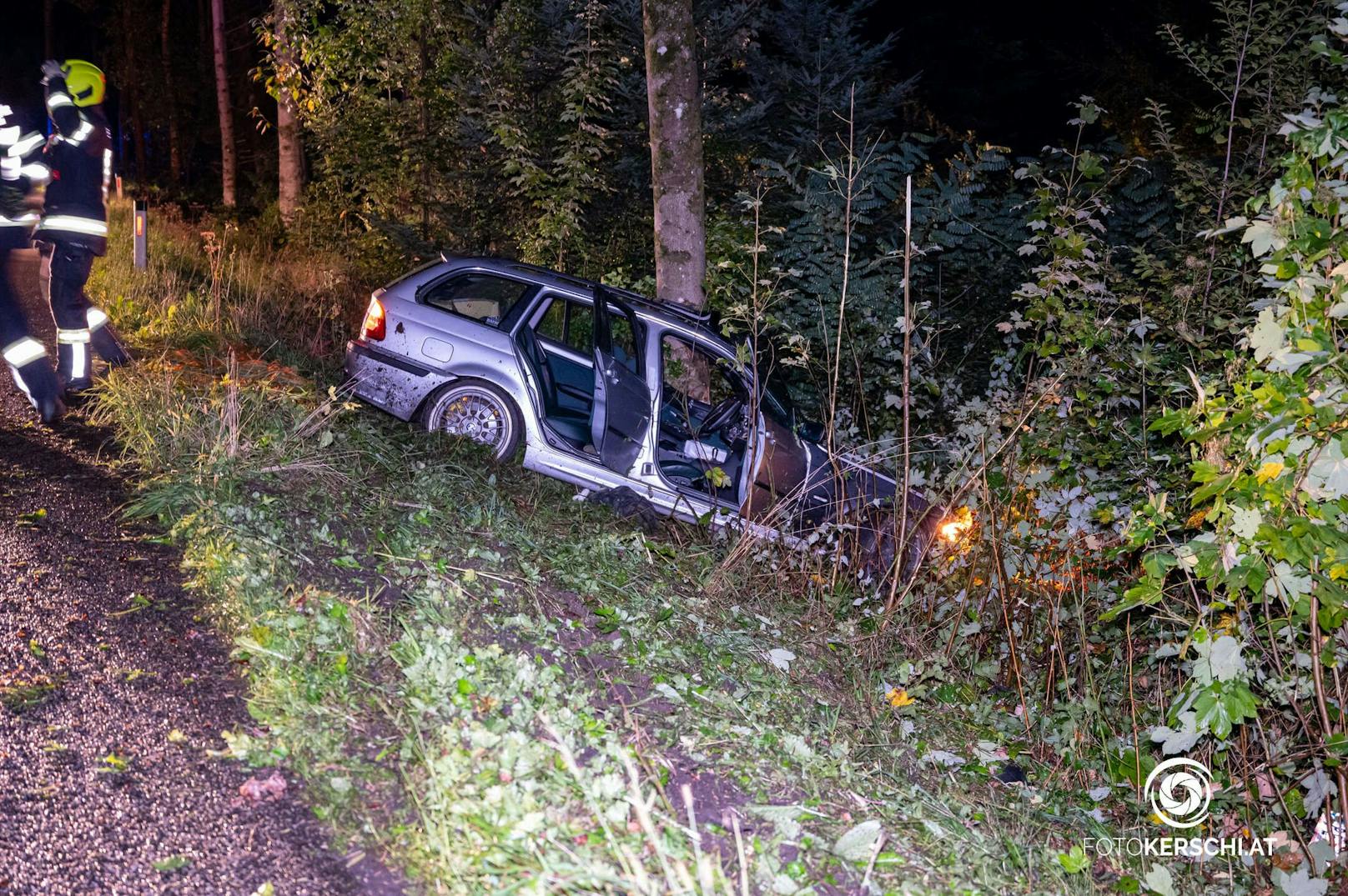 In Arbing kam in der Nacht auf Sonntag ein Fahrzeug von der Straße ab und prallte gegen einen Baum.