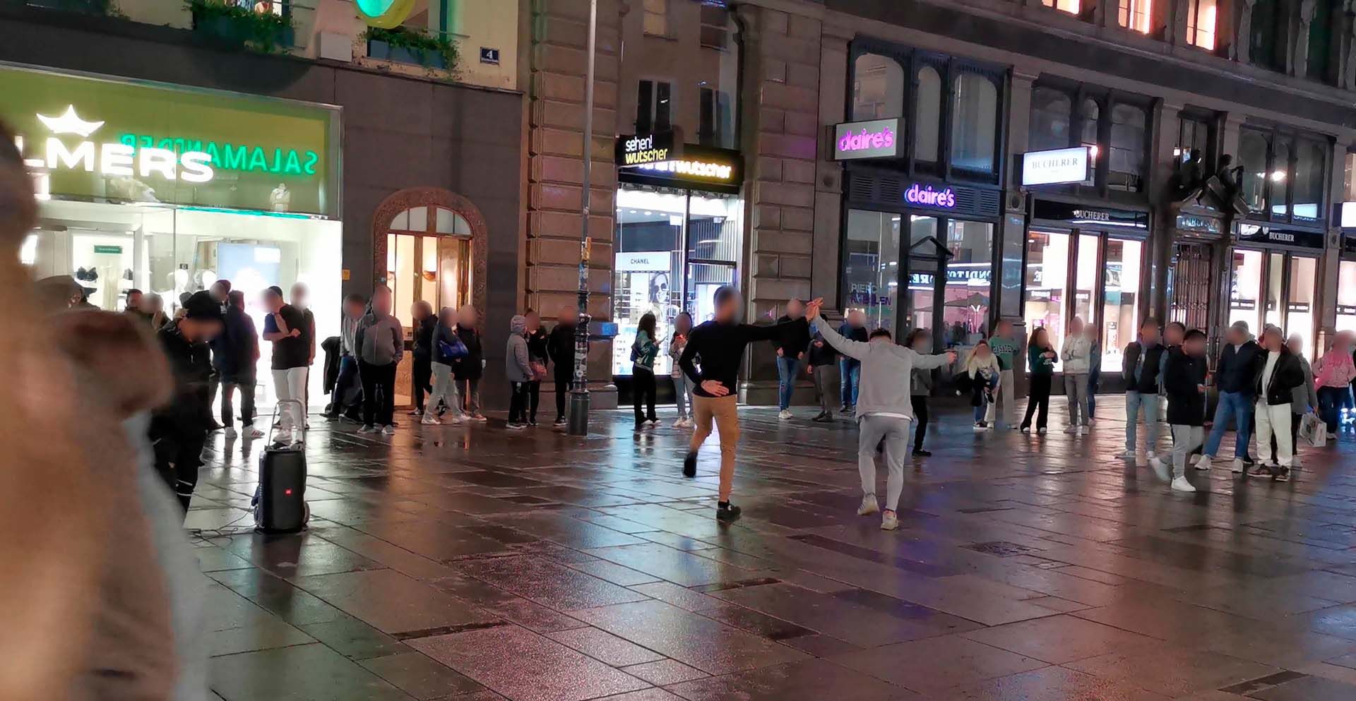 Die Tanzeinlage sorgte für viel Aufmerksamkeit in der City.