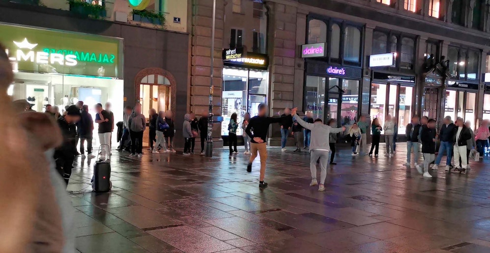 Die Tanzeinlage sorgte für viel Aufmerksamkeit in der City.