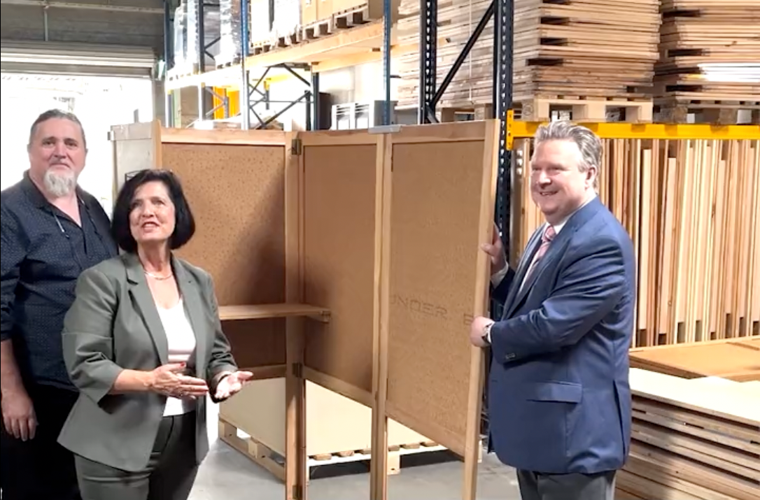 Wahlzellen, Tische, Urnen: Rund 100 Mitarbeiter des Wiener Logistikzentrums bereiten alles für die Wahl am 9. Oktober vor. Stadtchef Michael Ludwig schaute nun vorbei.