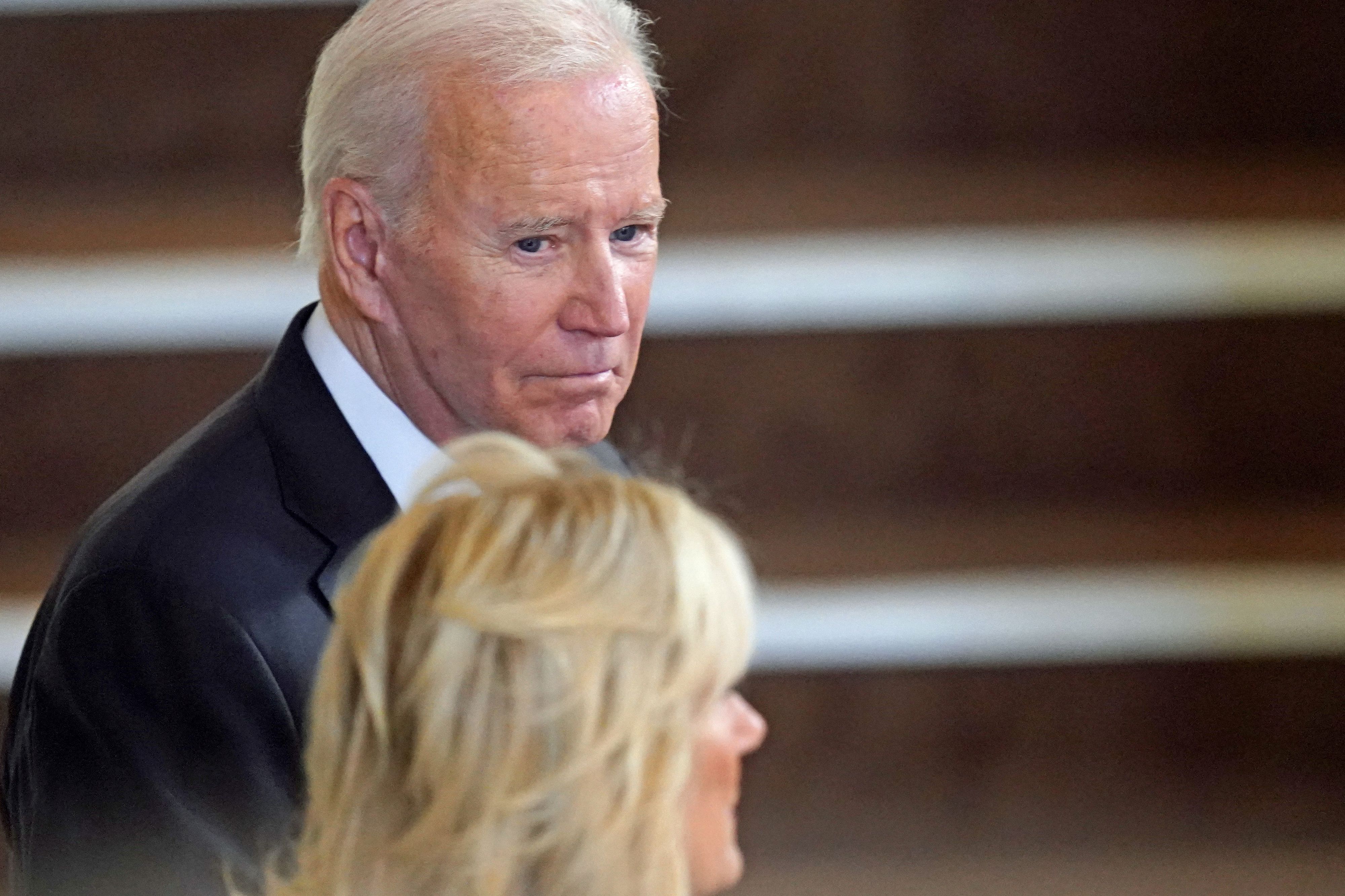 US-Präsident Joe Biden und First Lady Jill Biden betrachten den Sarg von Königin Elisabeth II., der auf dem Katafalk in der Westminster Hall im Londoner Palace of Westminster vor ihrer Beerdigung am Montag aufgebahrt ist.