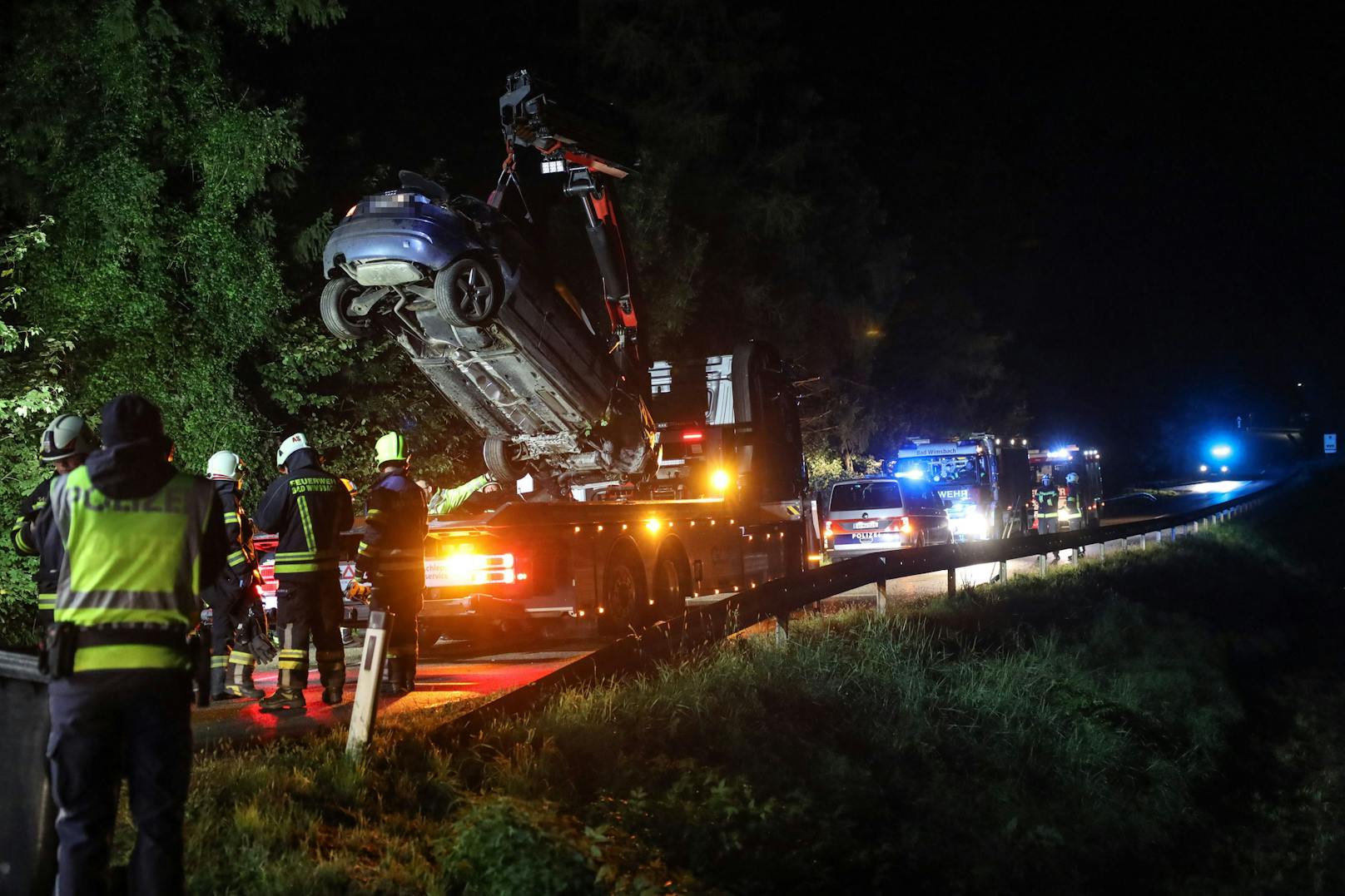 Ein schwer alkoholisierter Autolenker hat sich in der Nacht auf Sonntag in Bad Wimsbach-Neydharting eine Verfolgungsjagd mit der Polizei geliefert und verlor dabei die Kontrolle über sein Auto.