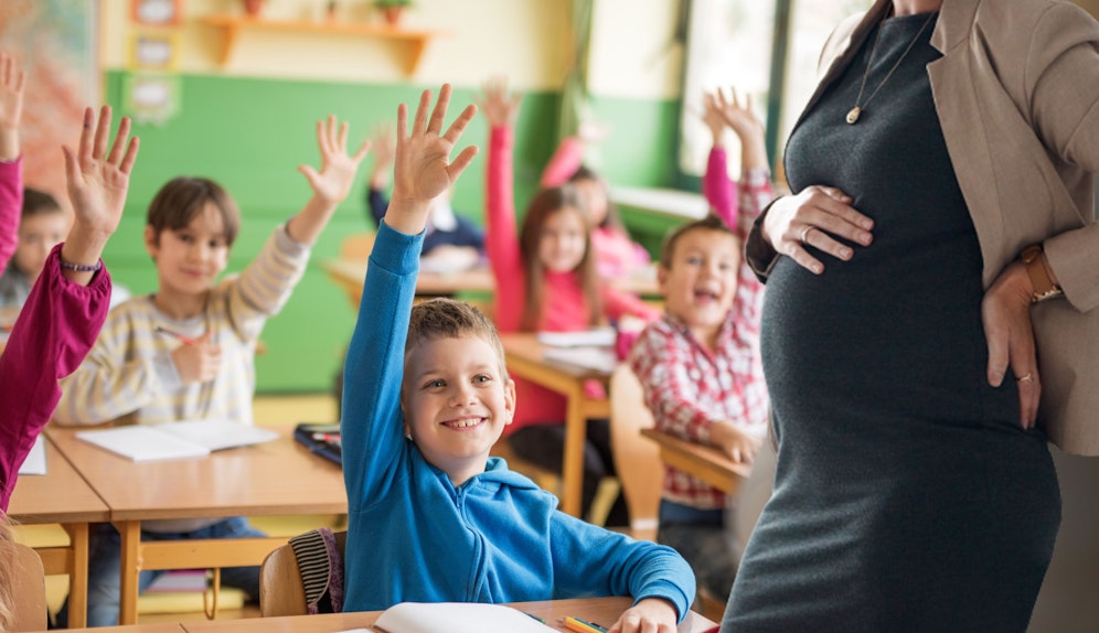 In Österreich gibt es die Möglichkeit, sich als schwangere Frau freistellen zu lassen, sofern man in Berufen arbeitet, die physischen Körperkontakt beinhalten.