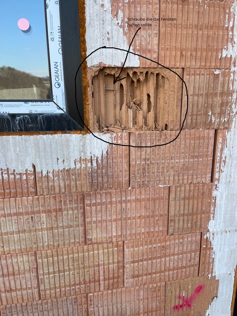 Kaputte Grind-Ziegeln bei Haus von Herrn H.