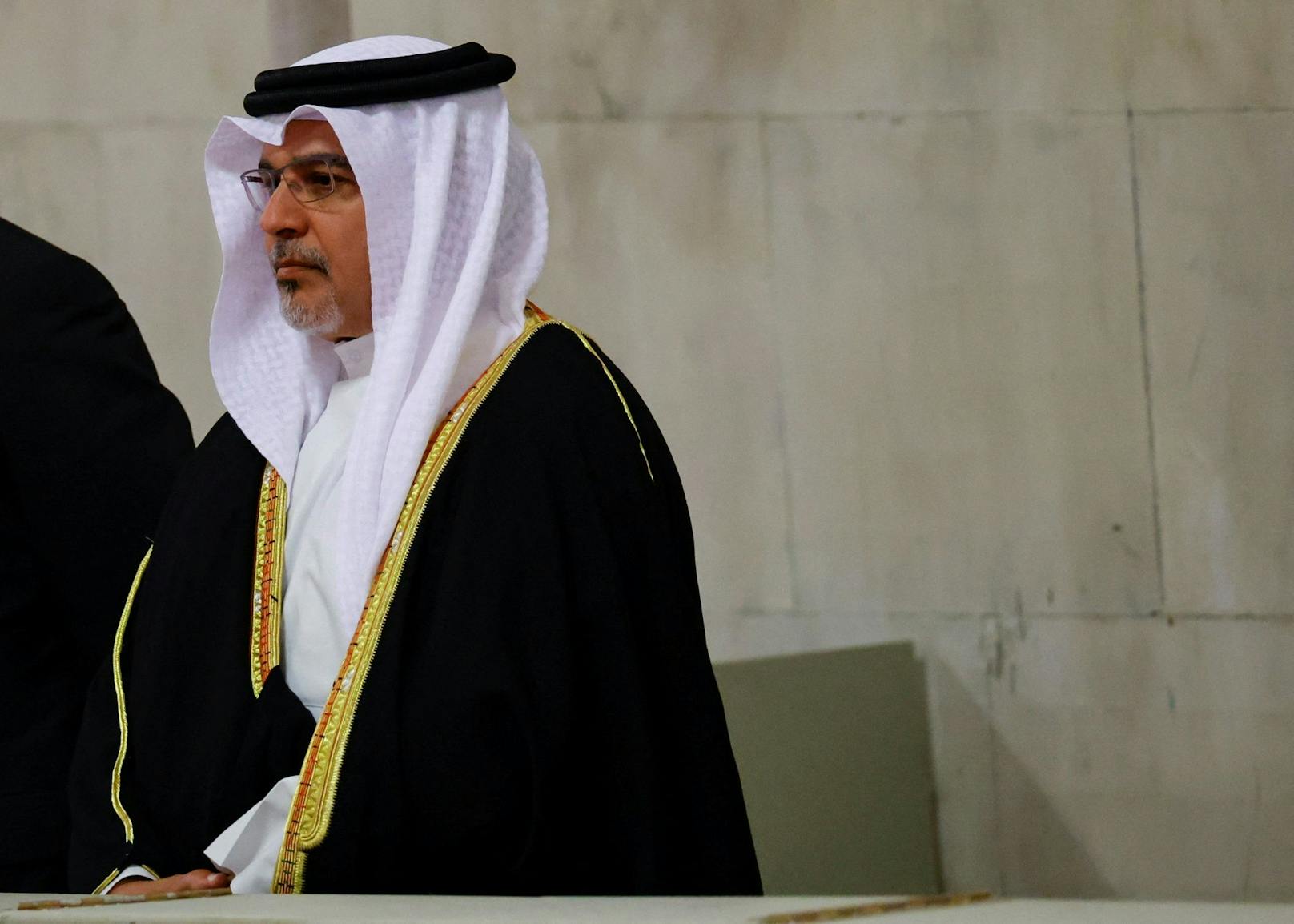 Bahrains Premierminister Prinz Salman bin Hamad Al Khalifa zollt der britischen Königin Elizabeth nach ihrem Tod während einer Schweigeminute seinen Respekt.