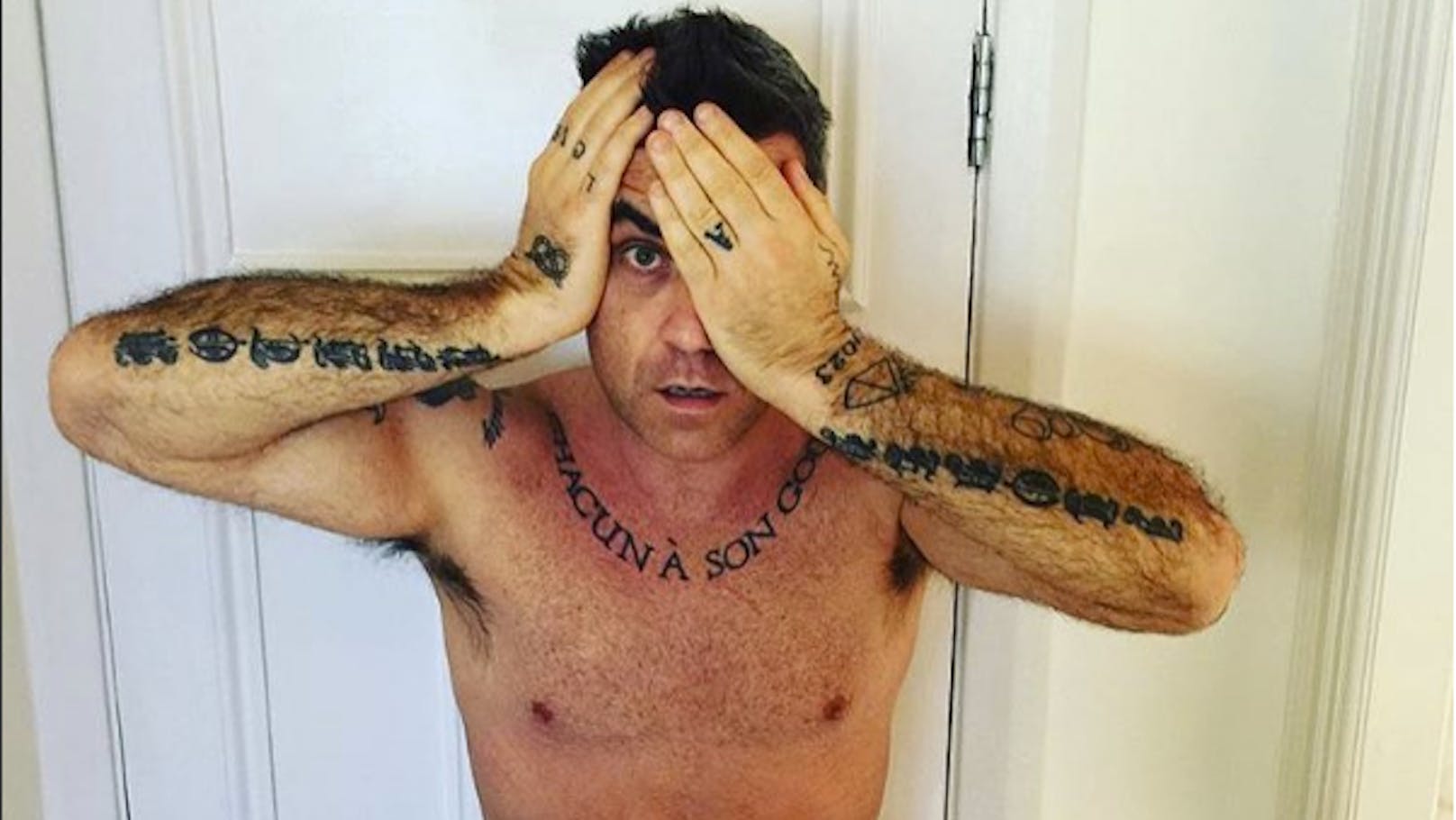 Nackt wie Gott ihn schuf: <strong>Robbie Williams</strong> zeigt gerne, was er hat. Es gibt jedoch ein - tja, kleines - Aber.