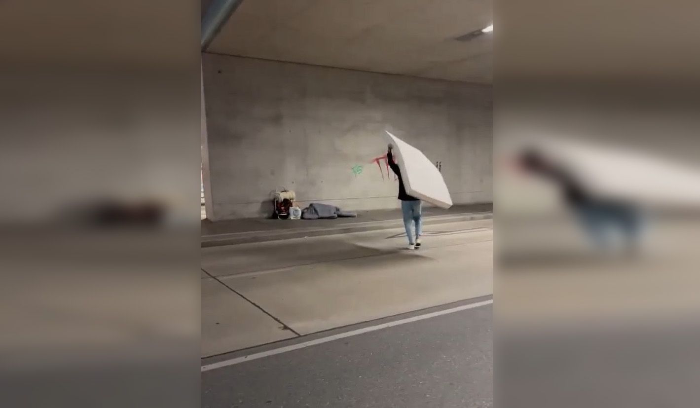 Leser Nino schenkte der Obdachlosen eine Matratze