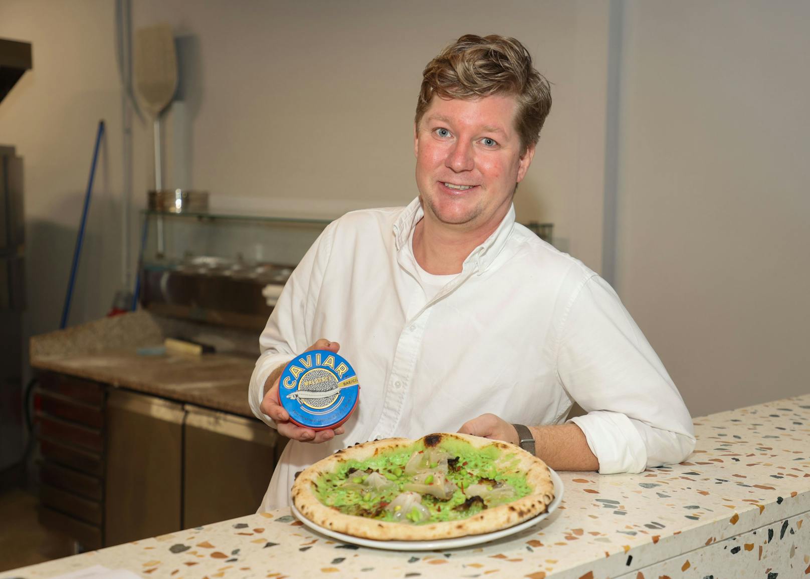 Mit 250 Gramm Kaviar: Michael Sprung verkauft die mit 450 Euro wohl teuerste Pizza in Österreich.