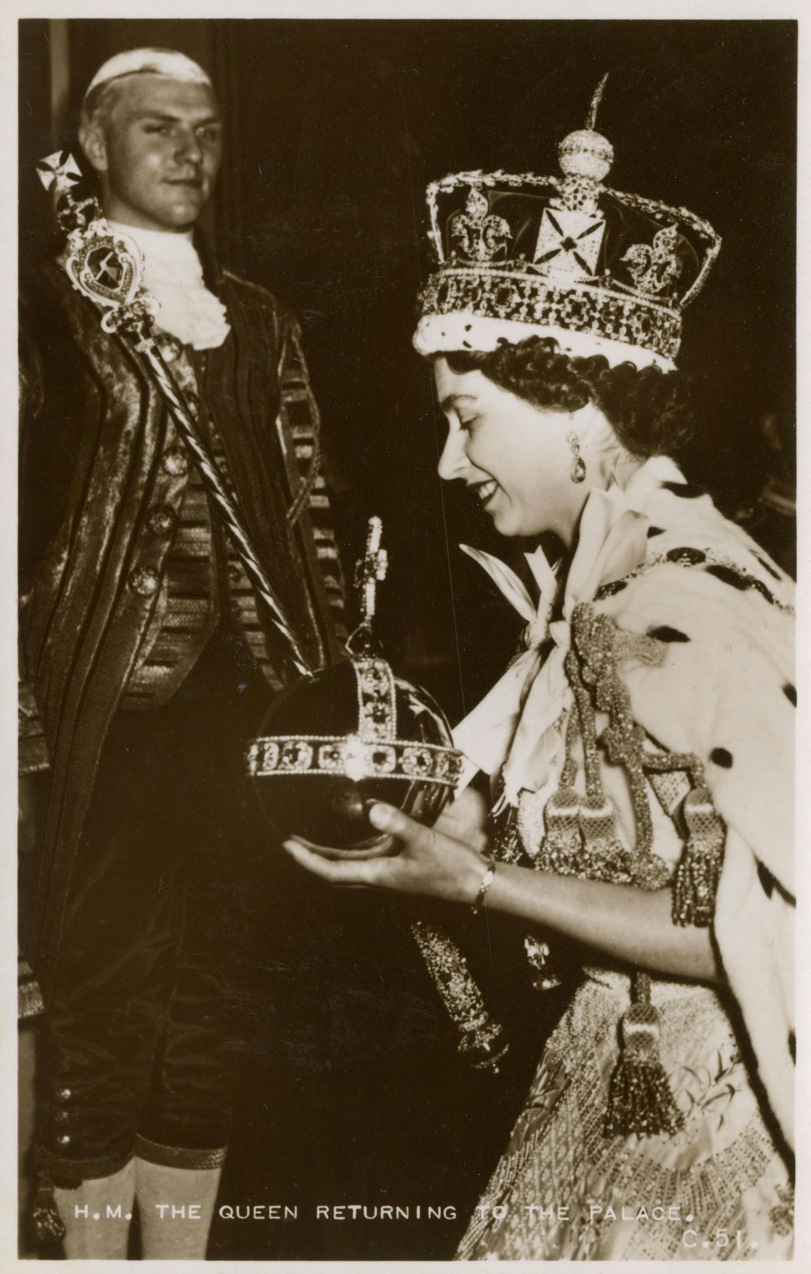 Sein Sohn, König Edward VIII, dankte elf Monate später ab und Queen Elizabeth II. übernahm den Thron.
