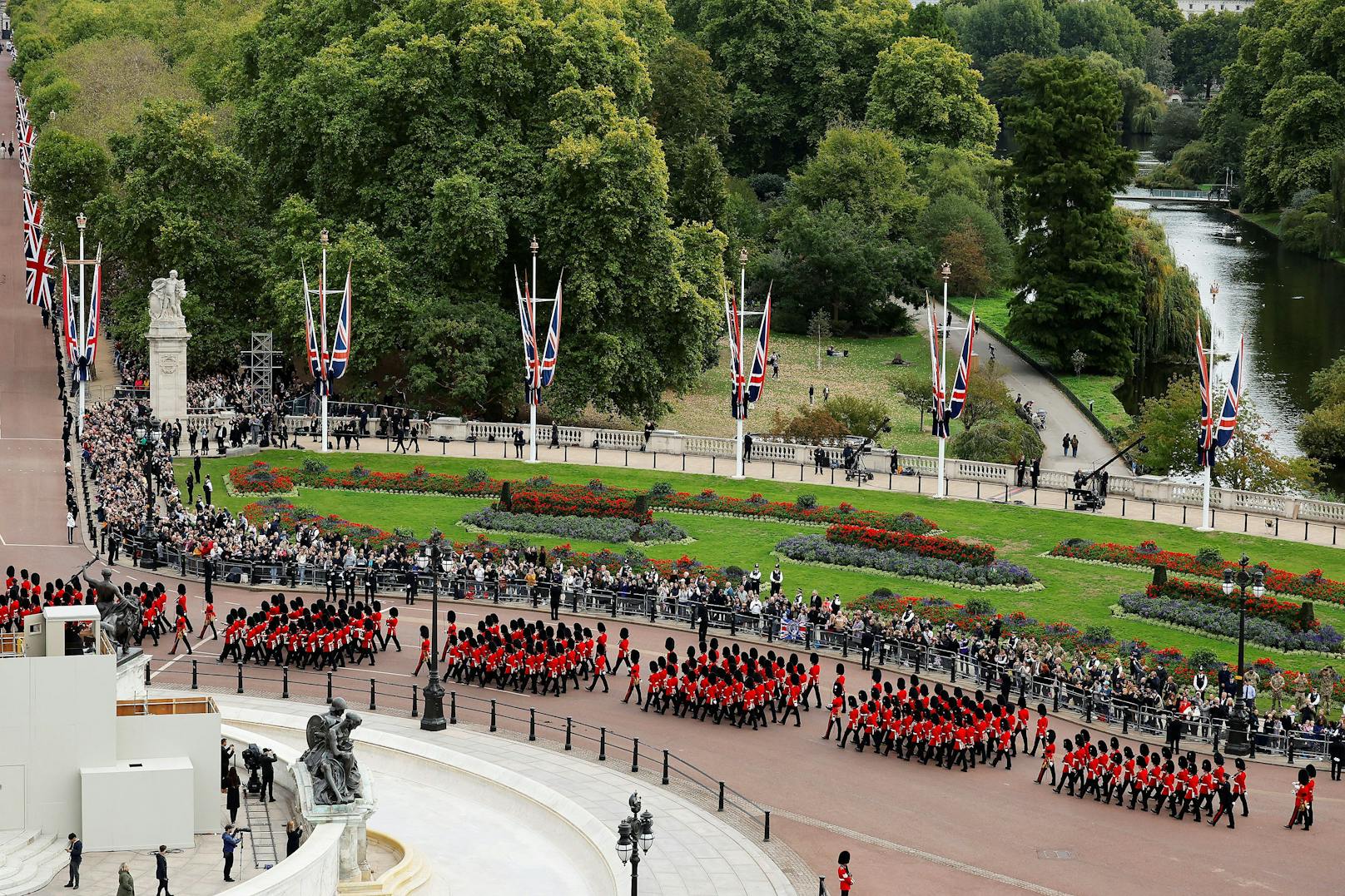 Der Trauerzug ist beim Buckingham Palace angekommen.