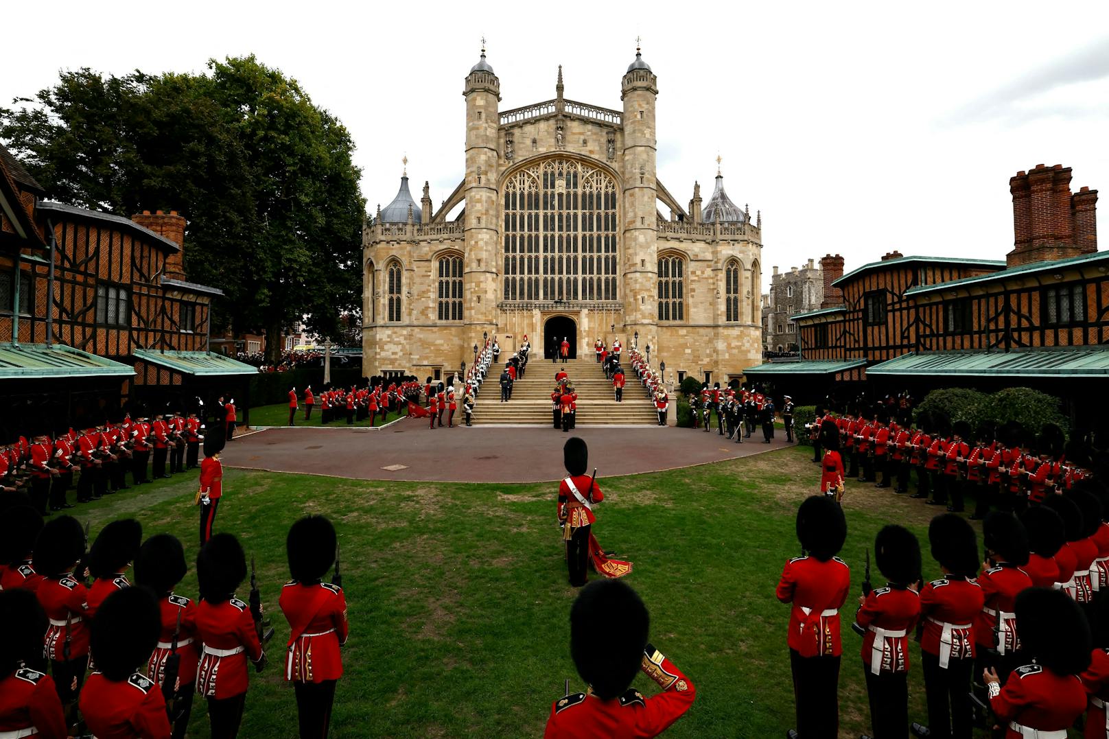 Der Gedenkgottesdienst in der St. George's Chapel in Windsor Castle fand nach dem Staatsbegräbnis in der Westminster Abbey statt.