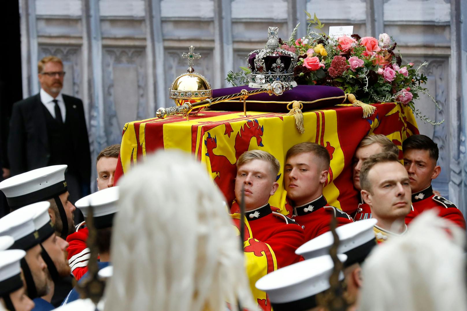 Der Blumenkranz, mit dem sie beerdigt wird, wurde übrigens auf Wunsch ihres Sohns König Charles III. zusammengestellt.