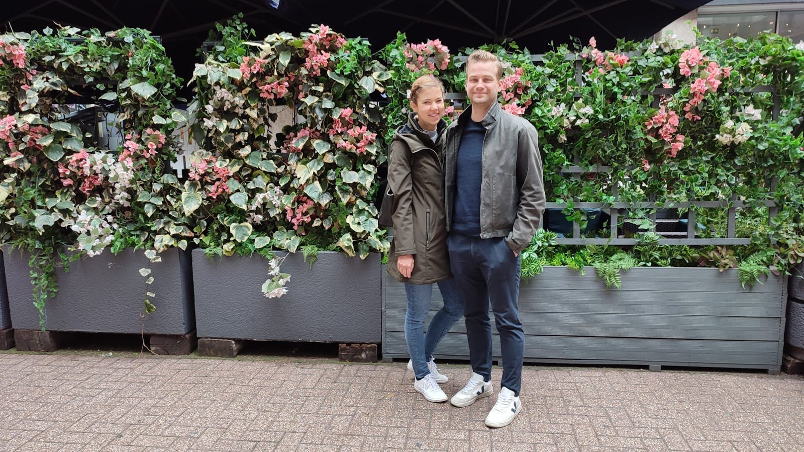Tamara und Gregor (aus Graz) wohnen der Totenfeier via Public Viewing im Londoner Hyde Park bei.