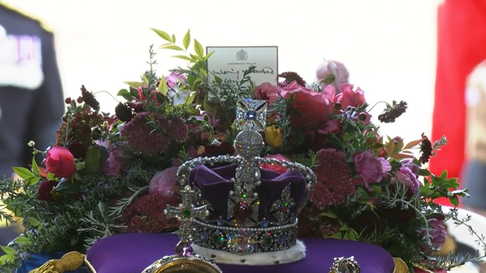 Der Blumenschmuck soll von König Charles III. selbst zusammengestellt worden sein. Es sind die liebsten Gartenblumen seiner Mutter. Die Nachricht ist von dem König persönlich geschrieben worden: "In liebender und wertschätzender Erinnerung".
