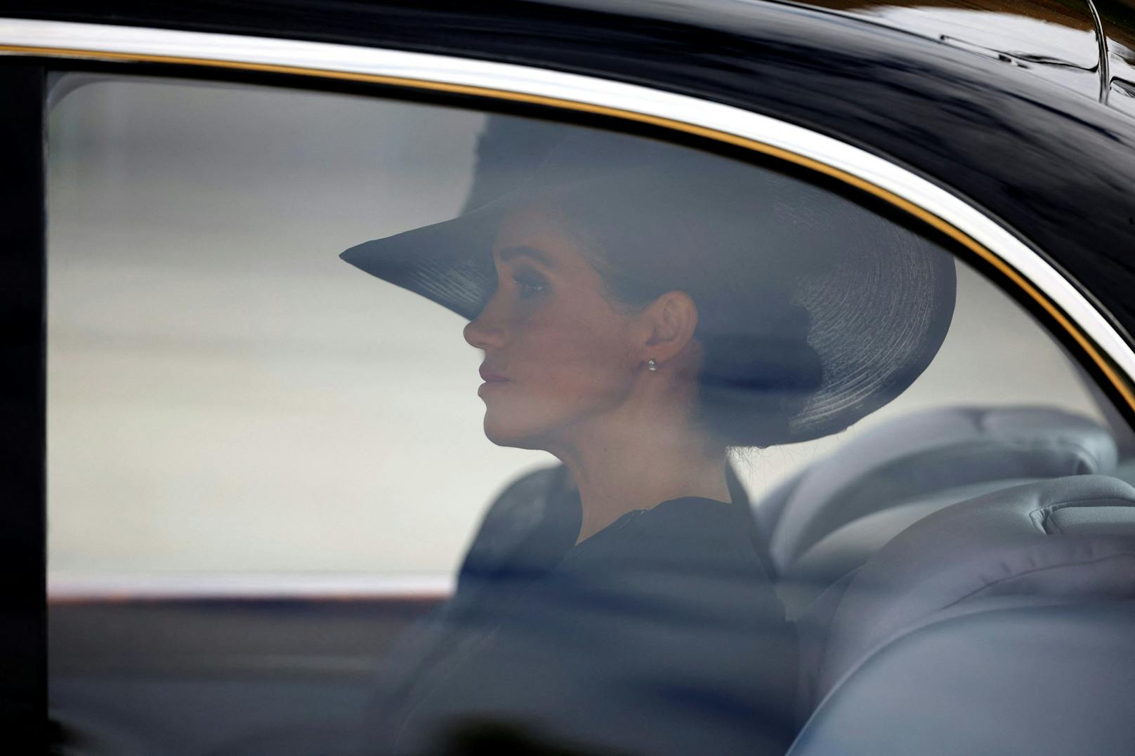 Herzogin Meghan fährt mit dem Auto. Nur die männlichen Royals gehen hinter dem Sarg.
