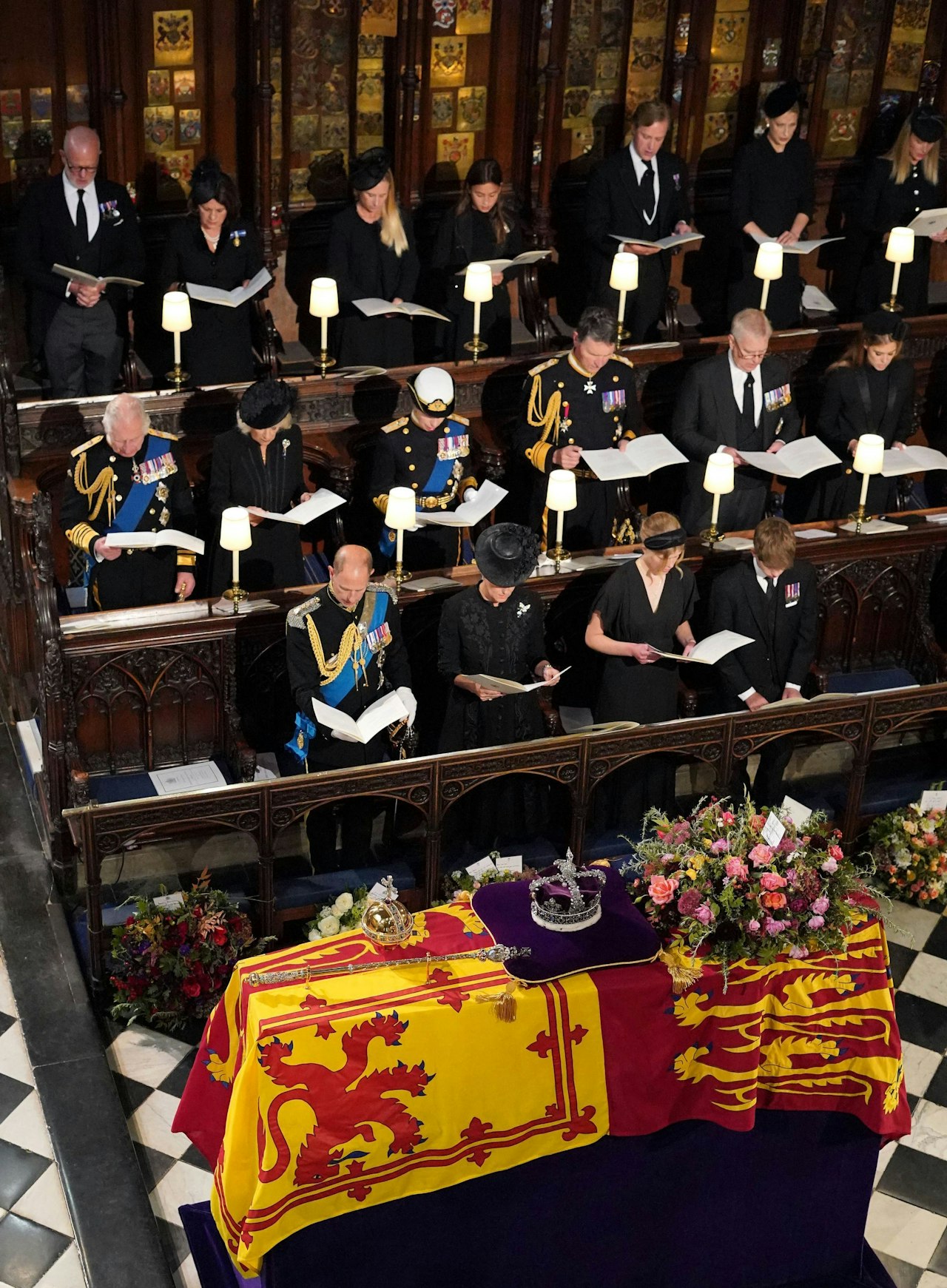 Heute.at - Deshalb blieb in der Kirche der Platz vor Charles leer