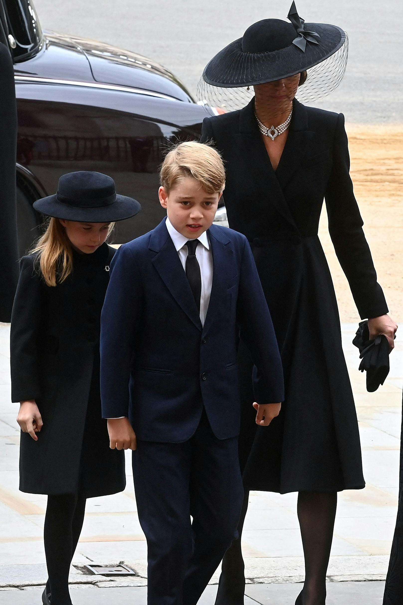 George (9) und Charlotte (7) müssen sich jetzt von Uroma Elizabeth verabschieden.