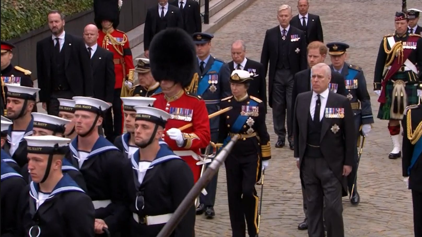 König Charles, seine Geschwister und Prinz William und Prinz Harry gehen hinter dem Sarg der Queen.