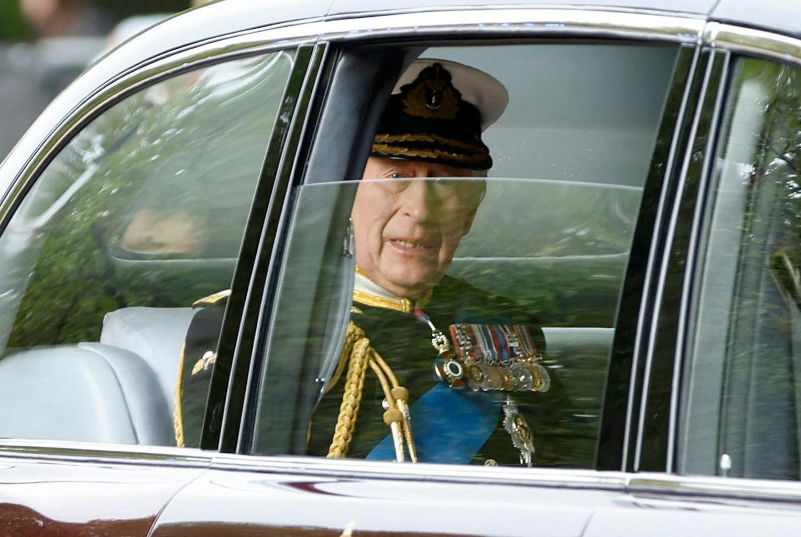 König Charles fährt zum Begräbnis seiner Mutter.