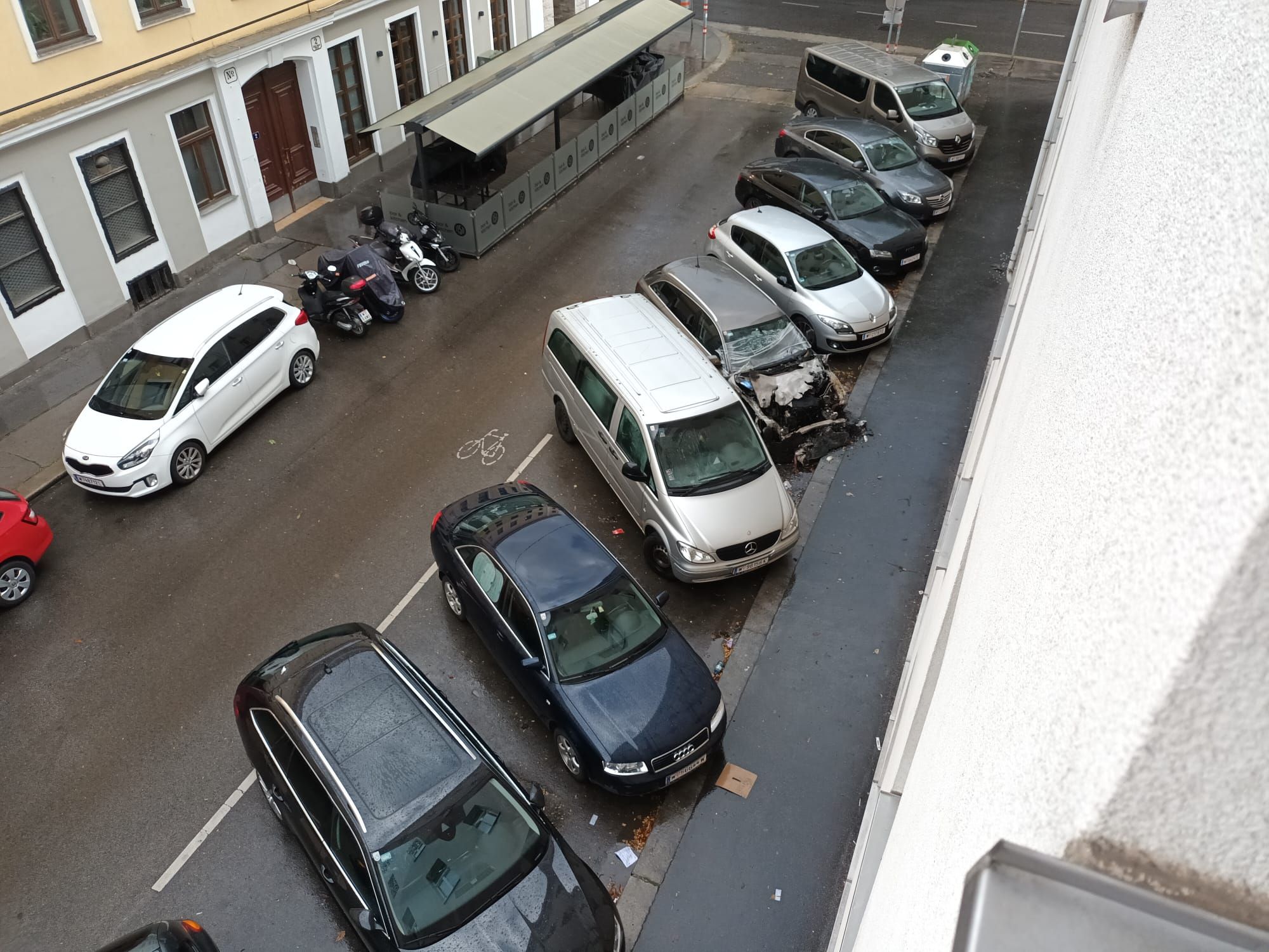 Auto brennt in Fünfhaus auf offener Straße ab