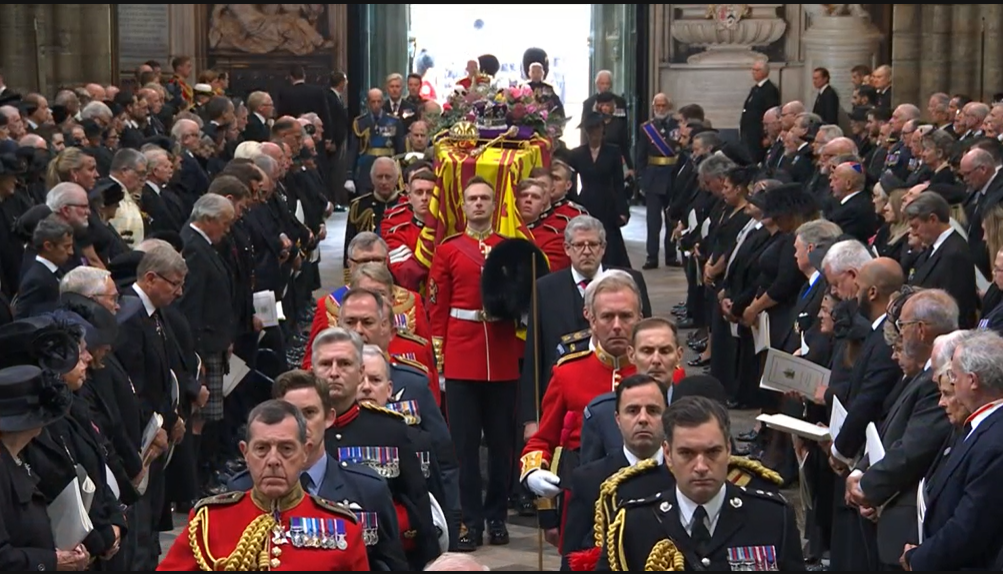 Der Sarg kommt in der Westminster Abbey an.