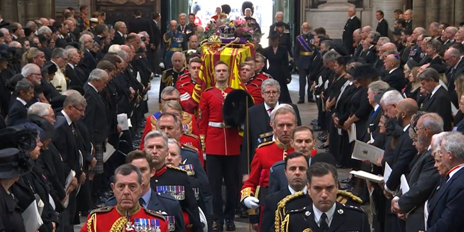 Der Sarg kommt in der Westminster Abbey an.