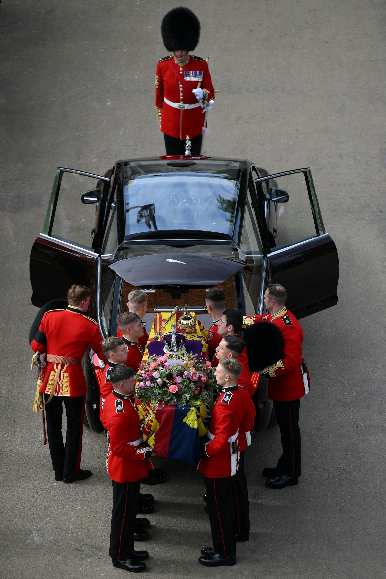Die Sarg der Queen ist in Windsor angekommen.