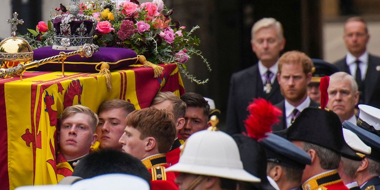 Keine Ausnahme Harry folgt dem Sarg ohne Uniform Abschied von der