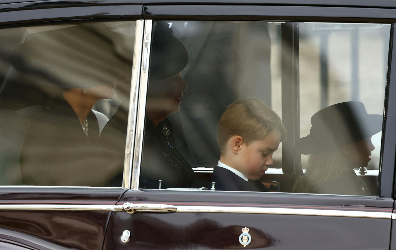 Die 40-Jährige war gemeinsam mit Königingemahlin Camilla und ihren beiden älteren Kindern Prinz George und Prinzessin Charlotte angereist.