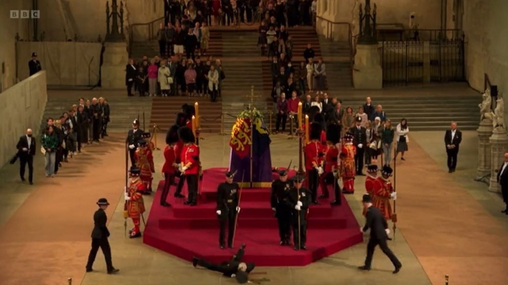 Der Wachmann fiel während der Live-Übertragung in Ohnmacht.