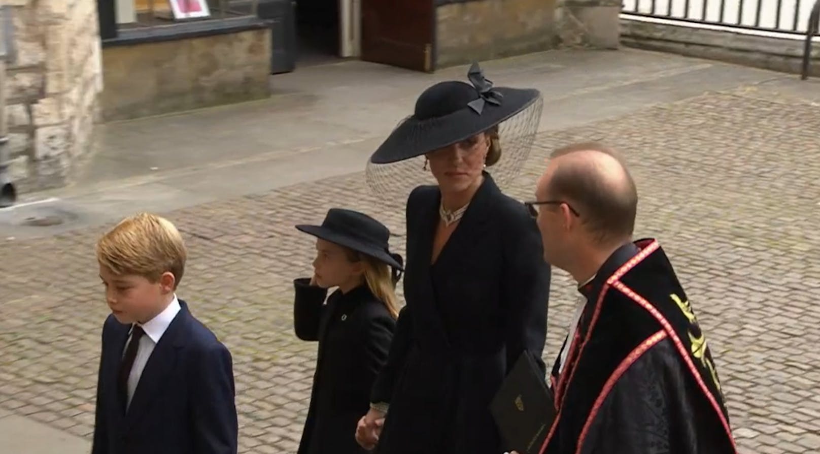 Prinzessin Kate mit George und Charlotte beim Betreten der Westminster Abbey.