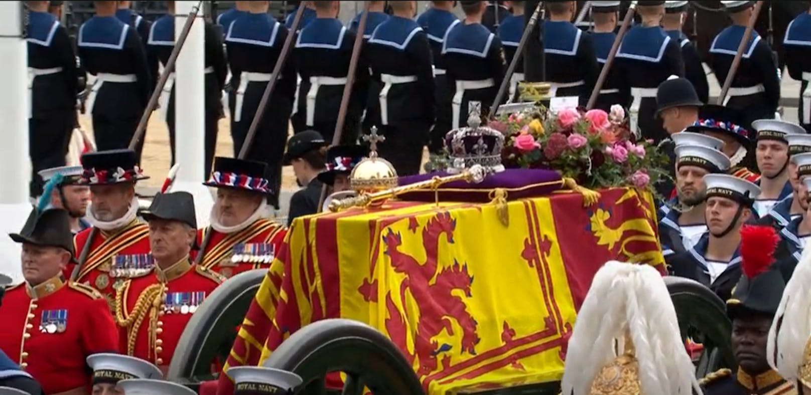 Auch ein Reichsapfel und ein Zepter liegen auf dem Sarg der verstorbenen Königin.