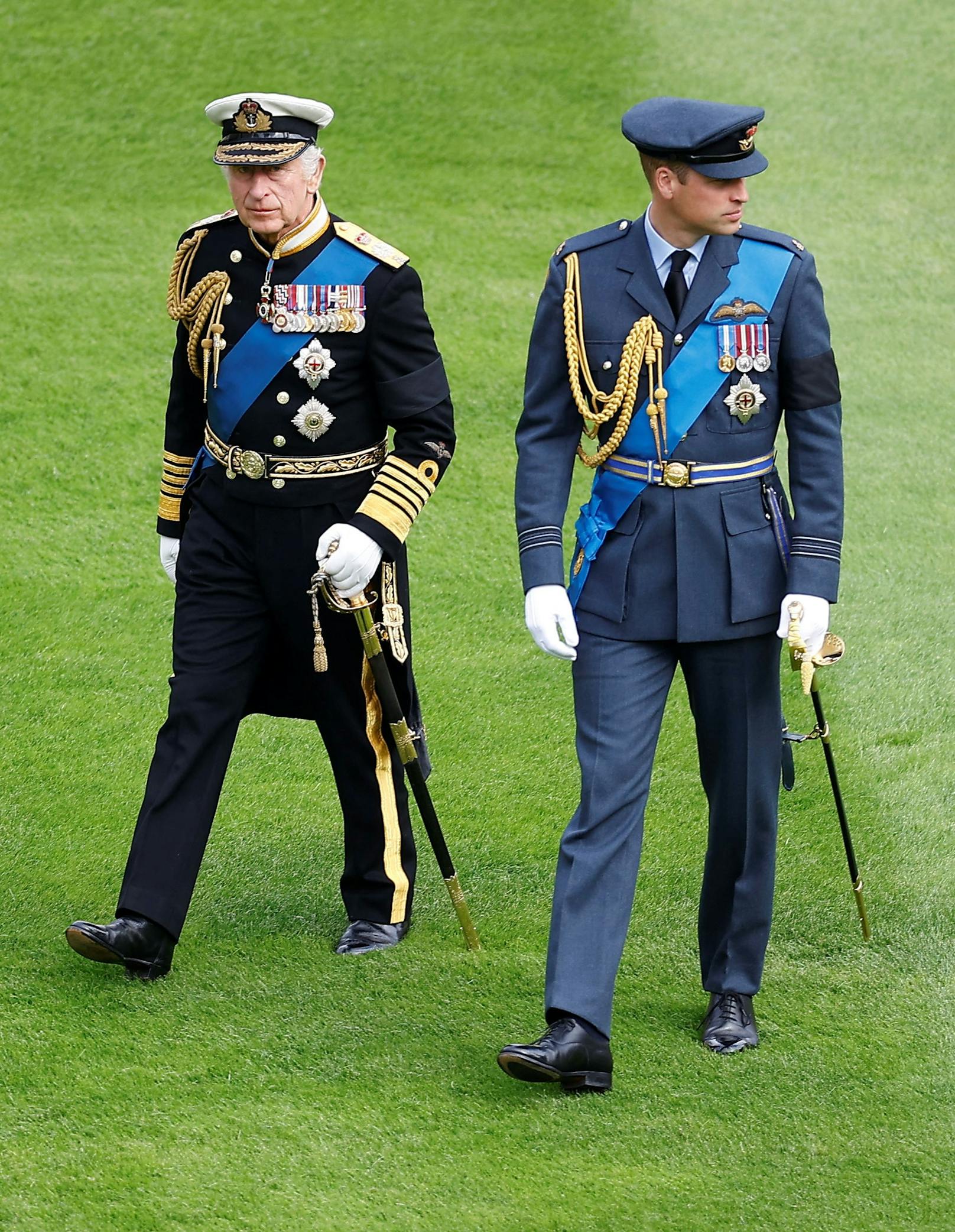 König Charles und sein Sohn Prinz William bei Schloss Windsor.