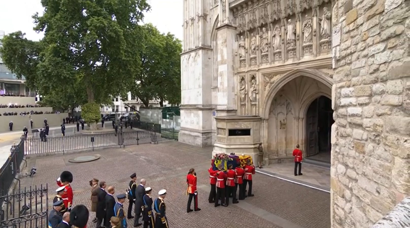 Der Sarg wird in die Westminster Abbey gebracht.