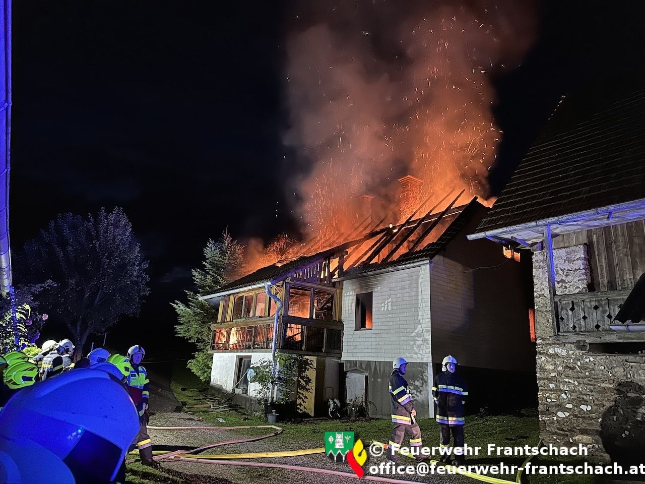 Heute.at - Brand zerstört Wohnhaus – Frau (83) stirbt in Flammen