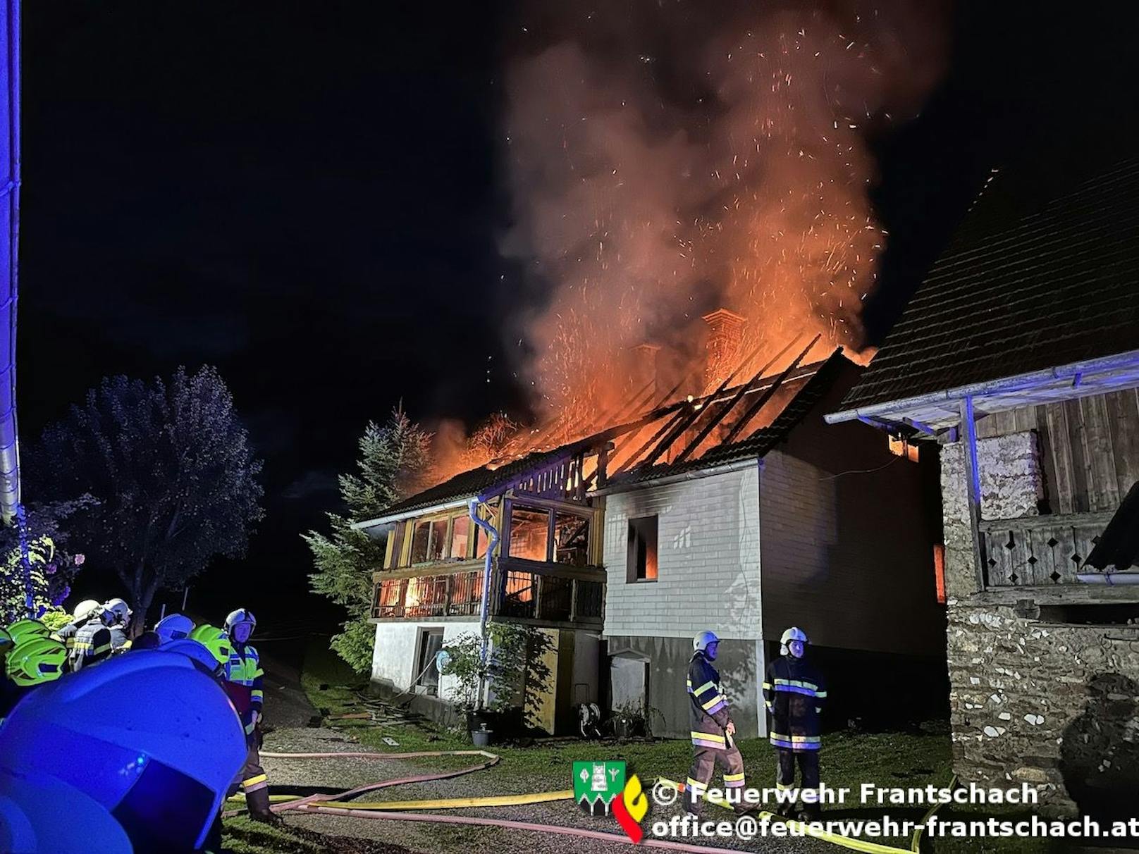 Brand zerstört Wohnhaus – Frau (83) stirbt in Flammen