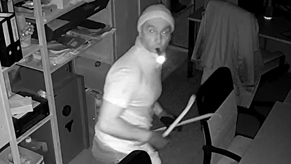 Die Polizei jagt diesen Mann.