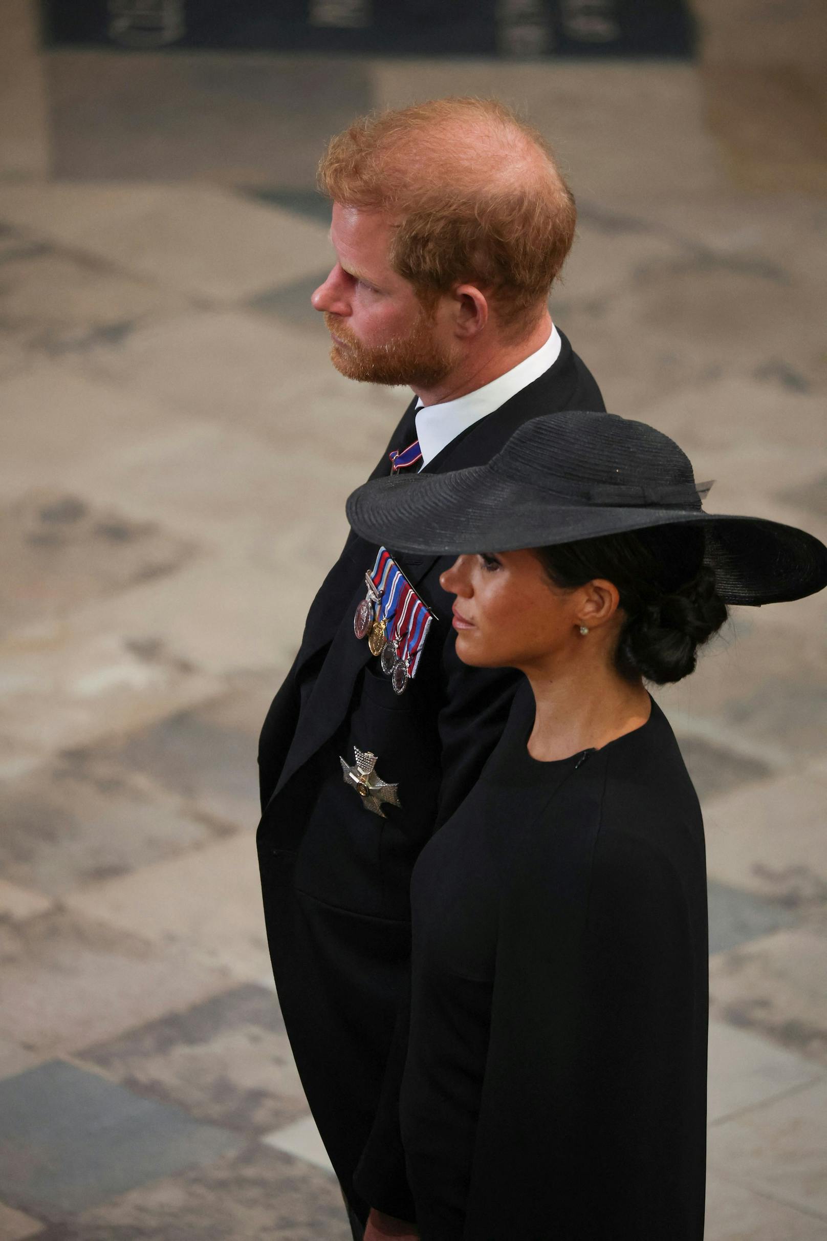 Prinz Harry und Herzogin Meghan beim Auszug.