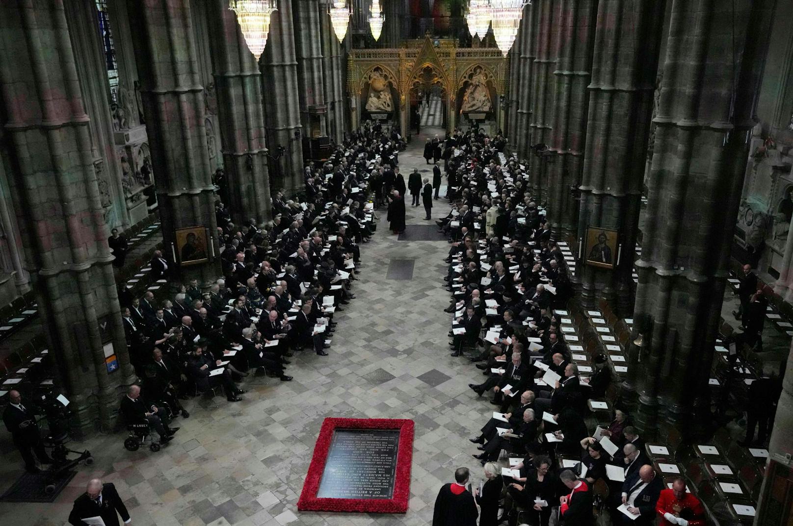 Im Westminster Abbey nahmen die ersten Gäste bereits gegen 9 Uhr Platz. Dort findet die offizielle Trauerzeremonie statt. 