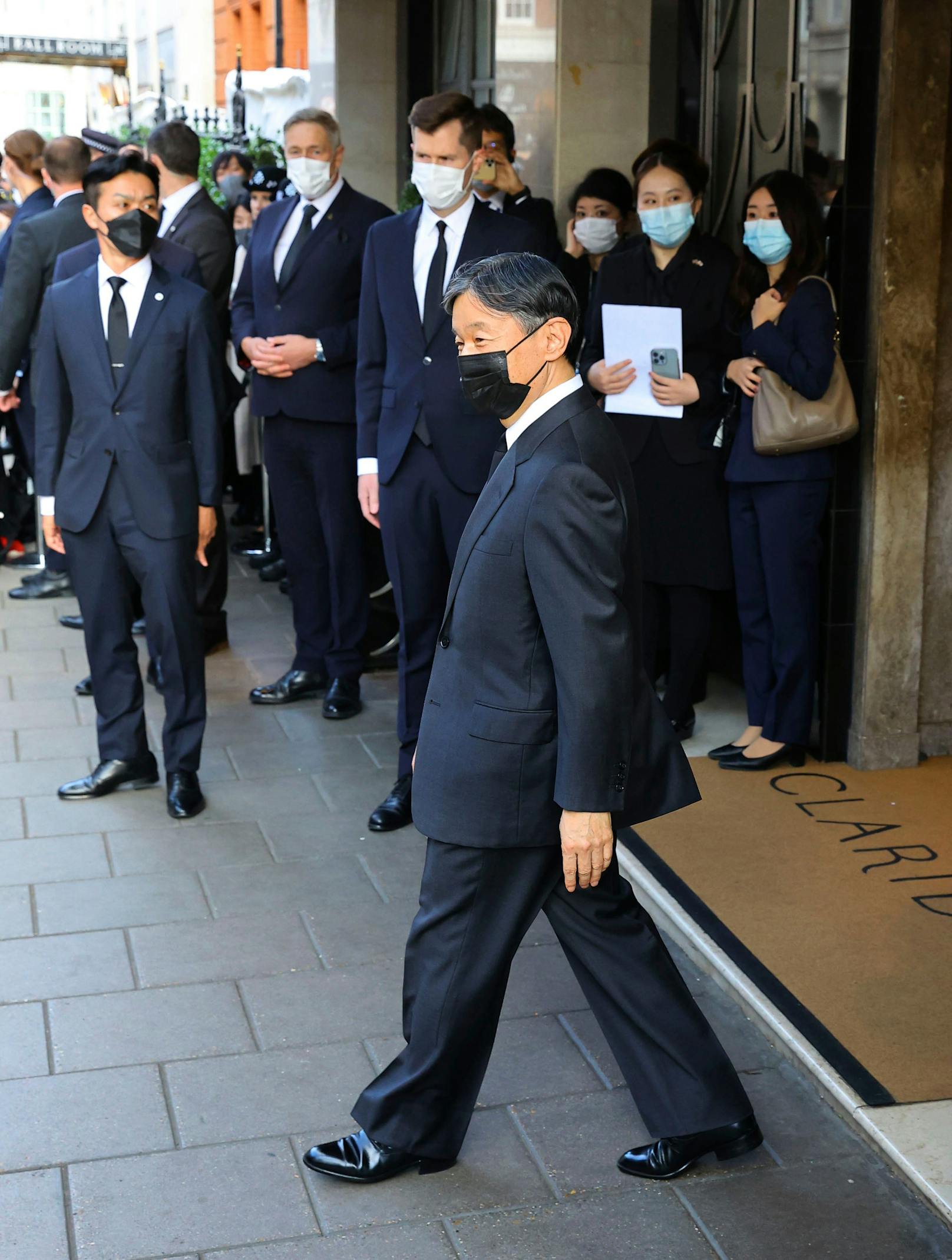 Überraschender Gast: Japans Kaiser Naruhito. Üblicherweise nimmt das japanische Kaiserpaar nicht an Trauerfeiern teil.