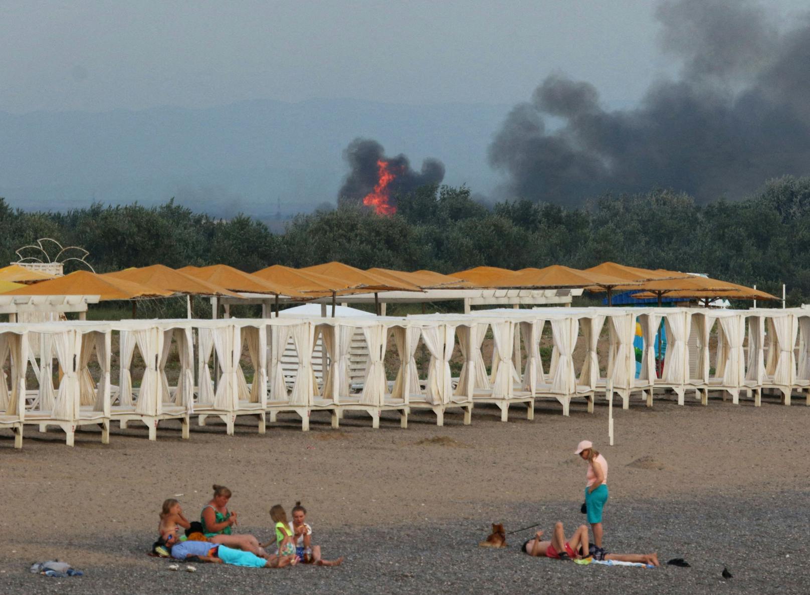 Rauchsäulen nach Explosionen auf einer russischen Luftwaffenbasis bei Nowofedoriwka auf der annektierten Krim Anfang August. 